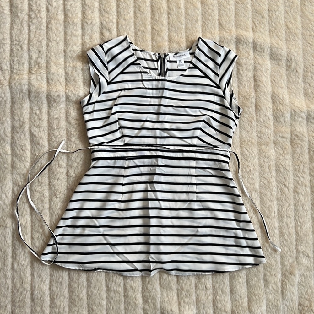 Maternity short sleeve zipper back blouse